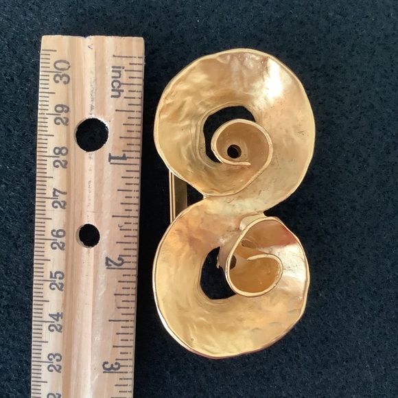 Vintage gold tone brooch. - Picture 4 of 5